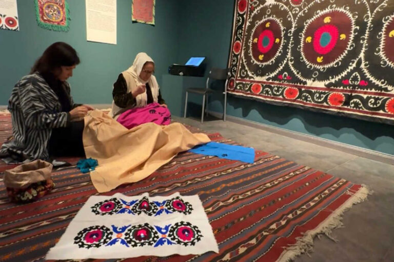 Mehr über den Artikel erfahren Berlin markazida o’zbek so’zanisi: an’ana, san’at va madaniy muloqotning jonli nafasi